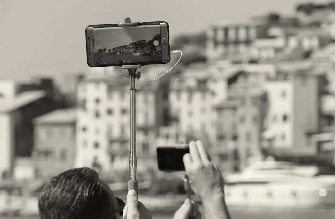 スマートフォンで動画コンテンツを視聴するユーザーのイメージ