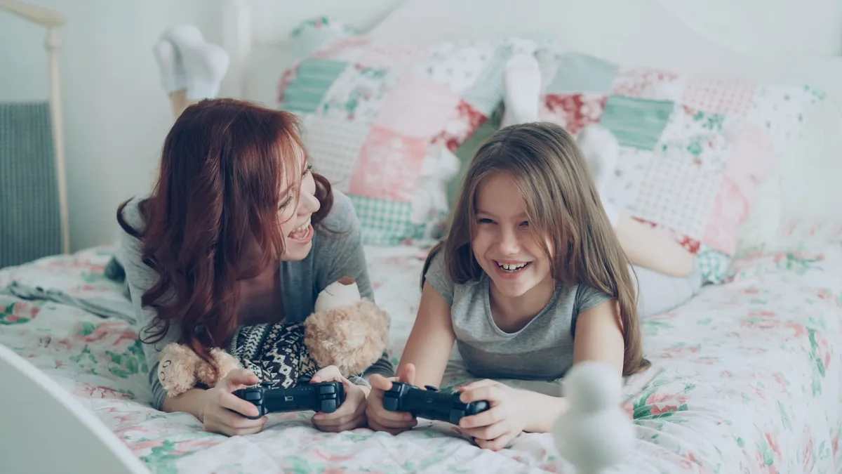 親子で一緒にゲームをプレイするシーン——子育て世代の62.6%が毎日ゲームをプレイする習慣を象徴