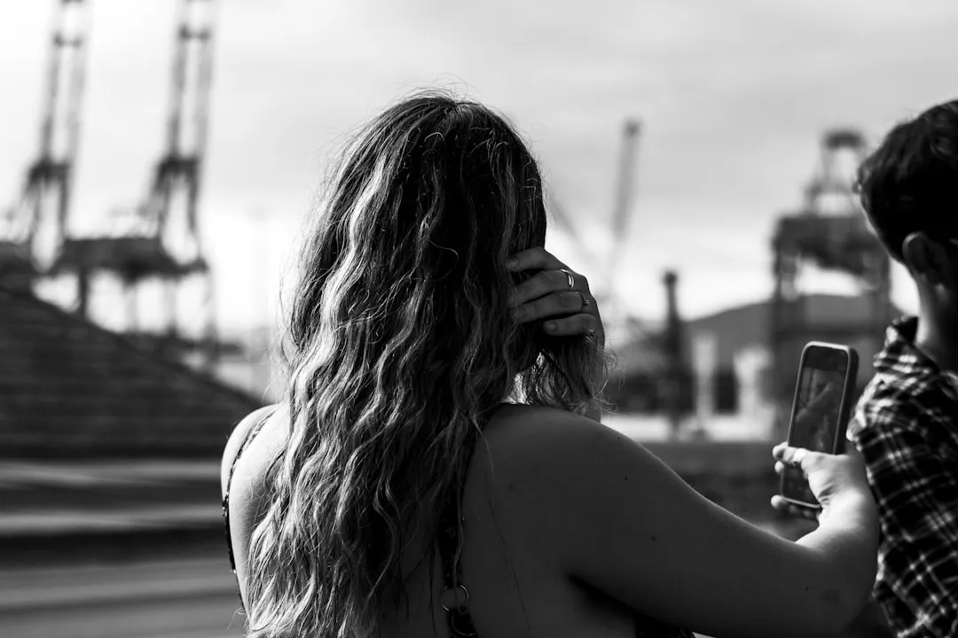 Z世代の若者がスマートフォンを使ってデジタルコンテンツを楽しむ様子