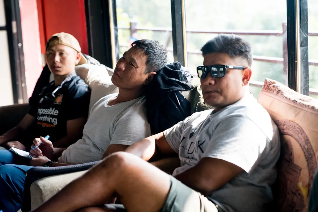 多様なゲーマーたちがソファに座ってゲームを楽しむ様子。ゲーマーは若年男性だけでなく多様な層を含む。