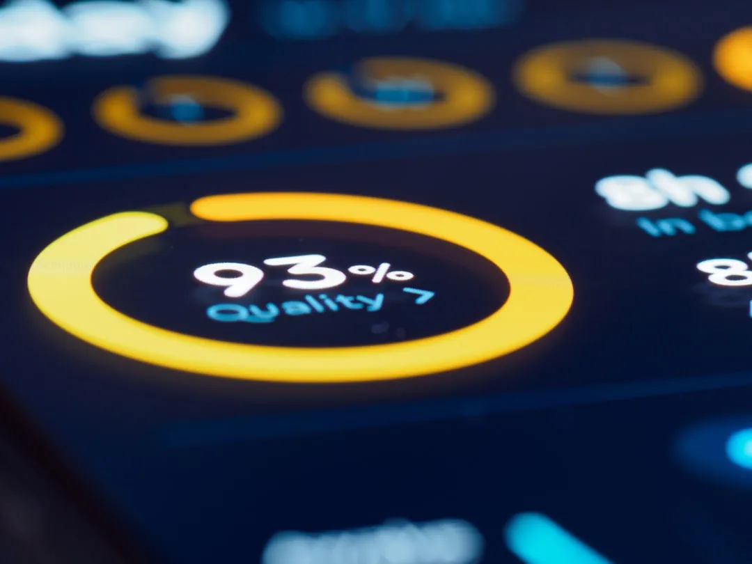 体験型マーケティングのKPIをスマートフォンで確認するマーケティング担当者