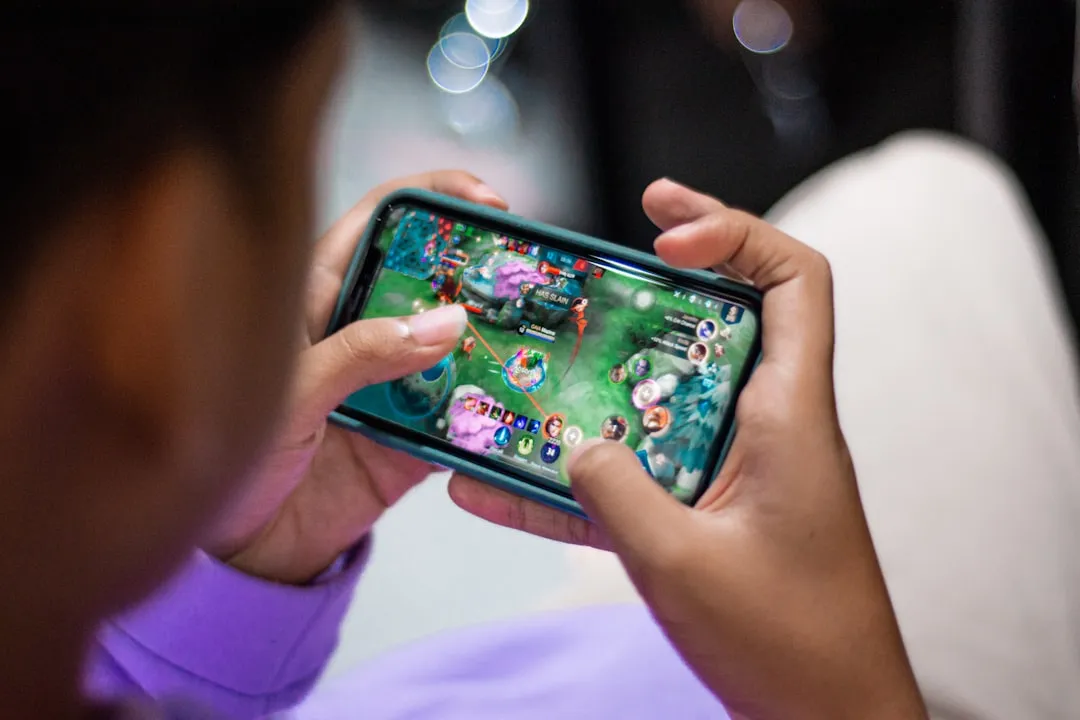 スマートフォンでゲームをプレイする様子|ゲーム内広告市場規模の成長背景