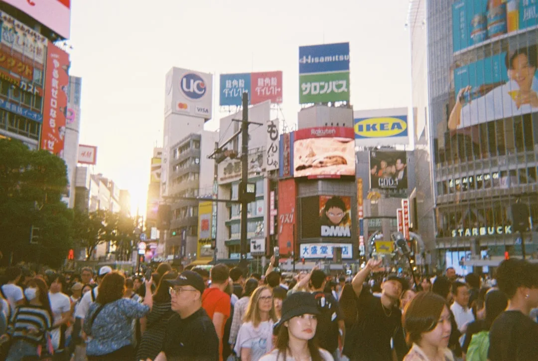 夕暮れの都市で輝く屋外ビルボード・OOH広告の事例