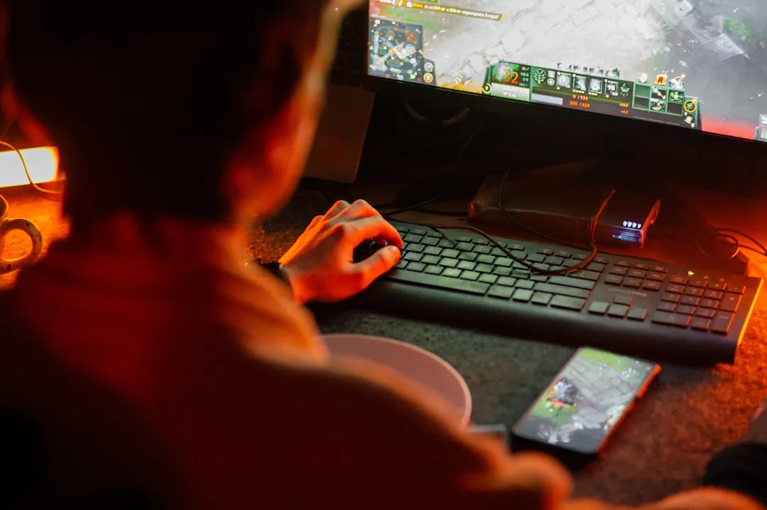 モバイル・PCでビデオゲームをプレイするユーザー、ゲーマー人口拡大のイメージ