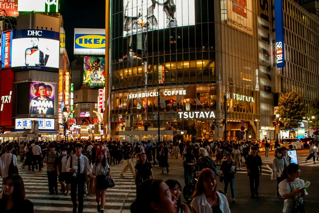 夜の渋谷スクランブル交差点と大型の屋外広告ビジョン