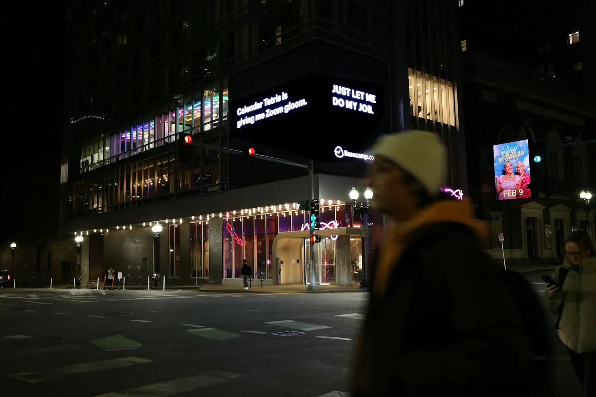 夜の都市部に設置された大型ビルボードのイメージ。一等地の大型OOH枠は月額数百万〜数千万円規模になる