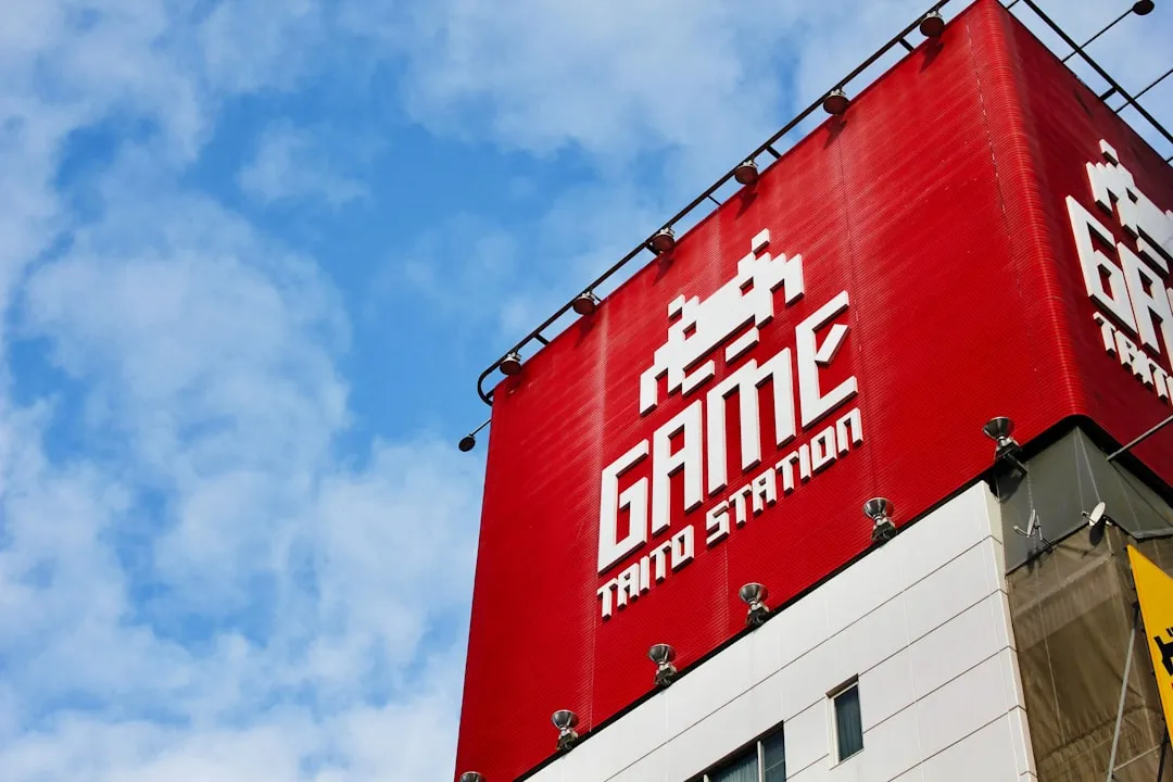 ゲームアーケードの空間。ゲーム内広告やブランデッドゲームといったエデュテイメント施策の活用舞台となるゲーム環境