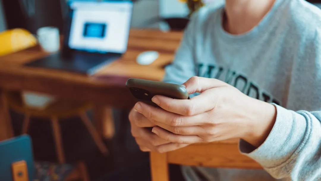 スマートフォンでSNSを利用するZ世代のイメージ