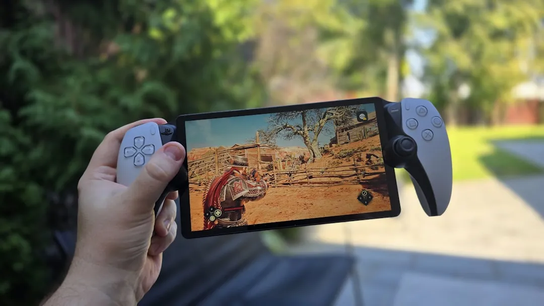 スマートフォンでゲームアプリを楽しむユーザー - バナー広告・リワード広告の配信イメージ