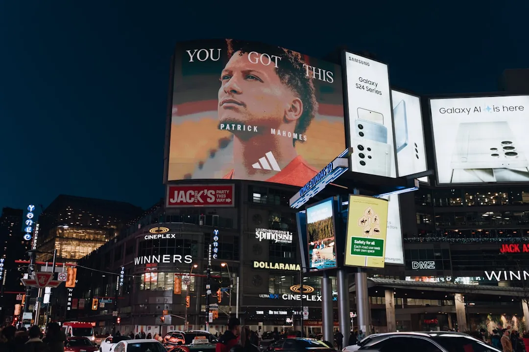 デジタルサイネージによるブランデッドコンテンツ配信：都市の大型ビルボードに映し出される広告映像