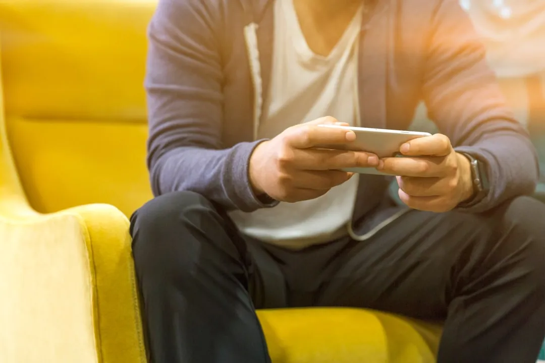 スマートフォンでモバイルゲームをプレイする様子｜F2P無料ゲームモデルの利用シーン