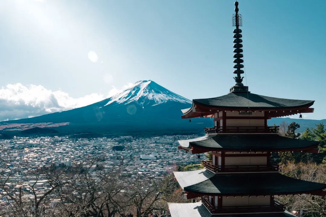 富士山と市街地の眺め－2026年のホテル・レジャー業界が直面するインバウンド増加と国内旅行者減少の市場変化を象徴する風景
