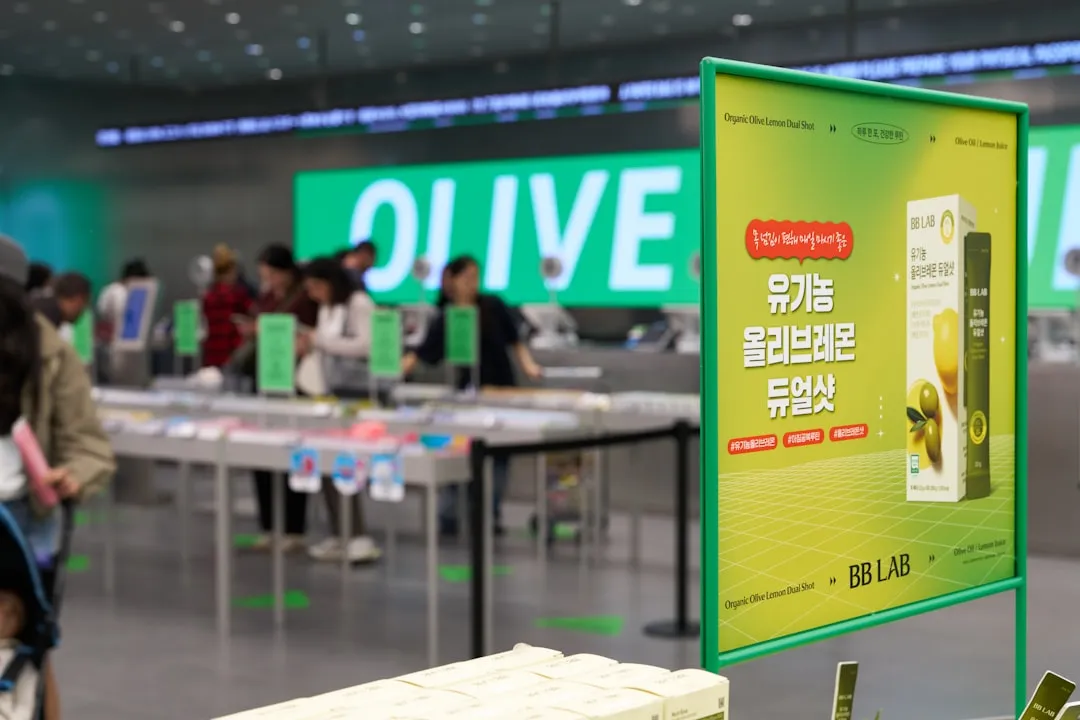 食品・日用品ブランドの商品ショップ。SNS施策とゲーム内広告を活用した実際のブランド事例を示す。