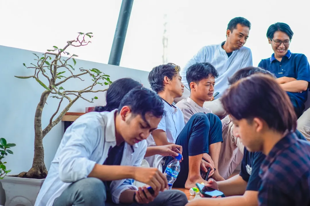 スマートフォンを使うZ世代の若者たち」