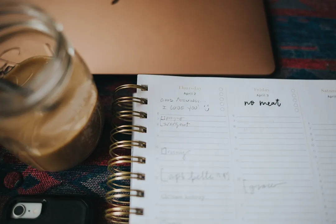 マーケティング予算を計画するノートとメモ