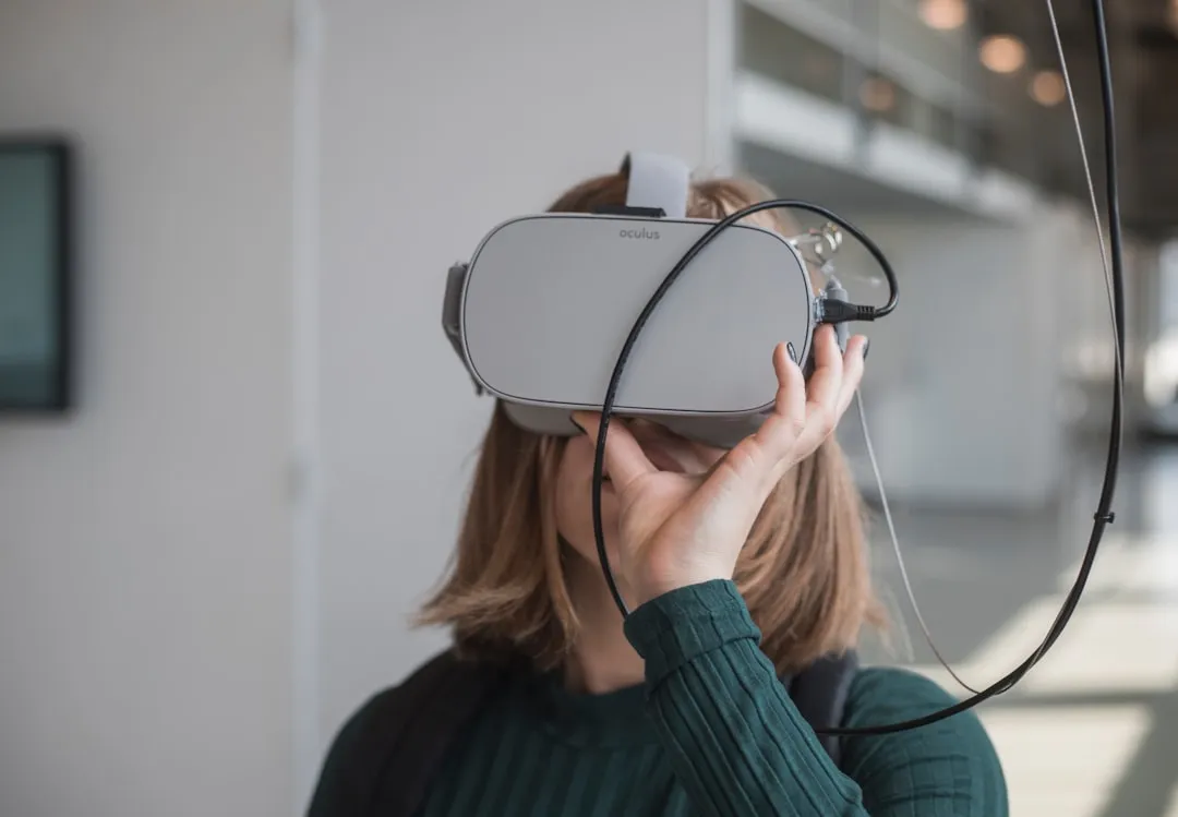 VRヘッドセット(HMD)を装着して360度仮想空間に没入するユーザーのイメージ