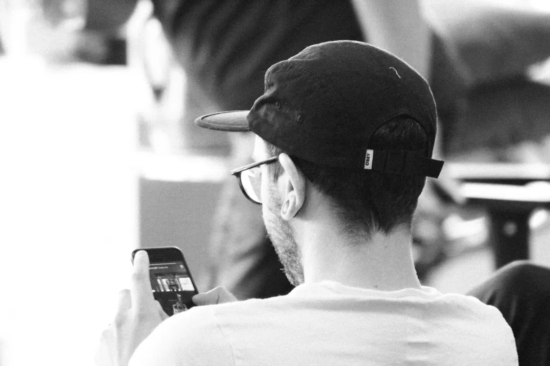 スマートフォンでデジタルメディアを利用する30〜40代男性