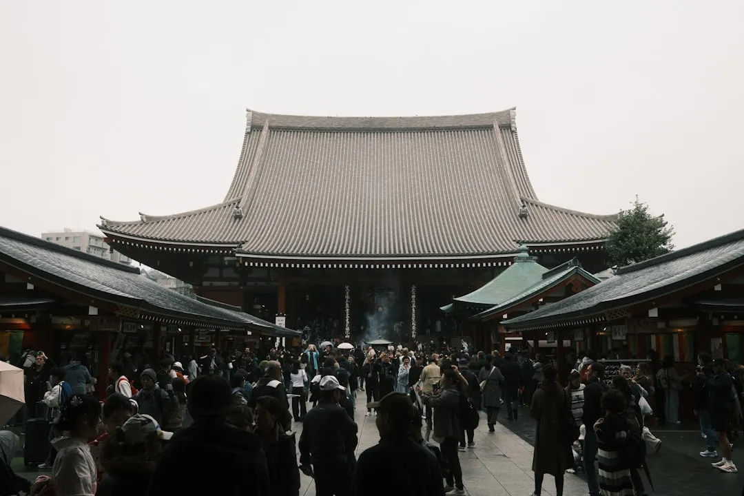 訪日観光客で賑わう日本の観光地への参道」 width=
