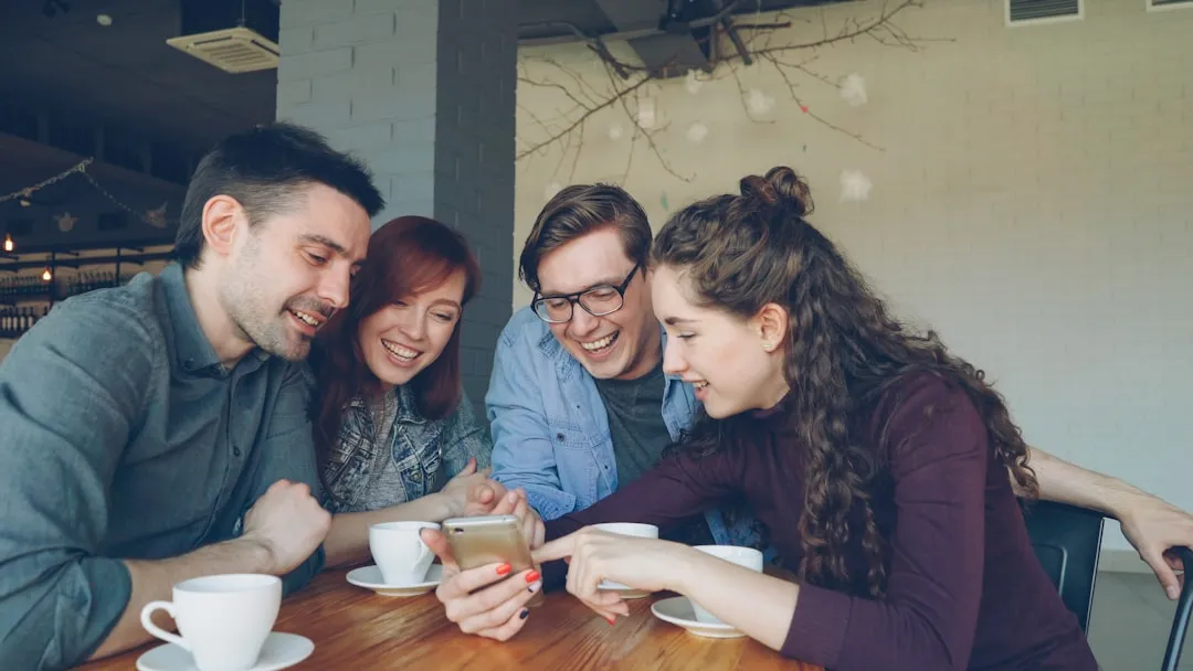 スマートフォンでゲームを楽しむ若年層ユーザー(Ad-Virtuaのターゲット層)