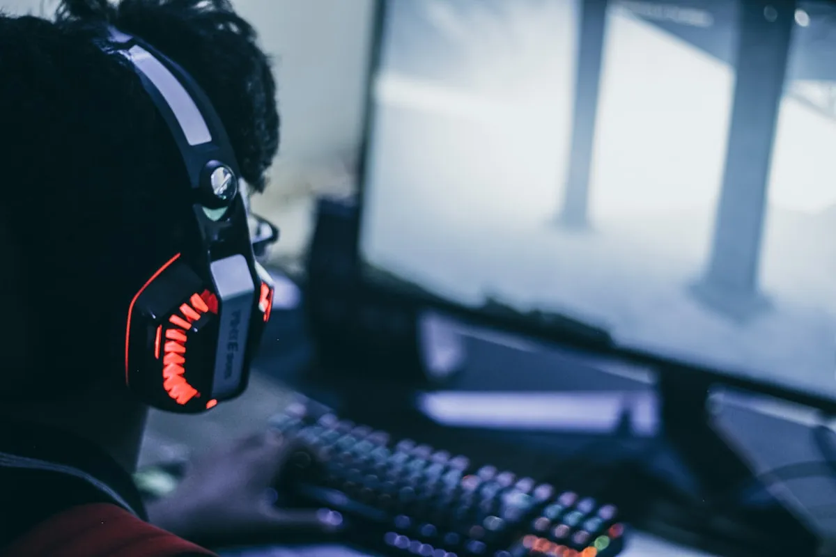 ゲーム空間内の画面・モニター越しにブランドと出会う新しい接触点(インゲーム広告)のイメージ