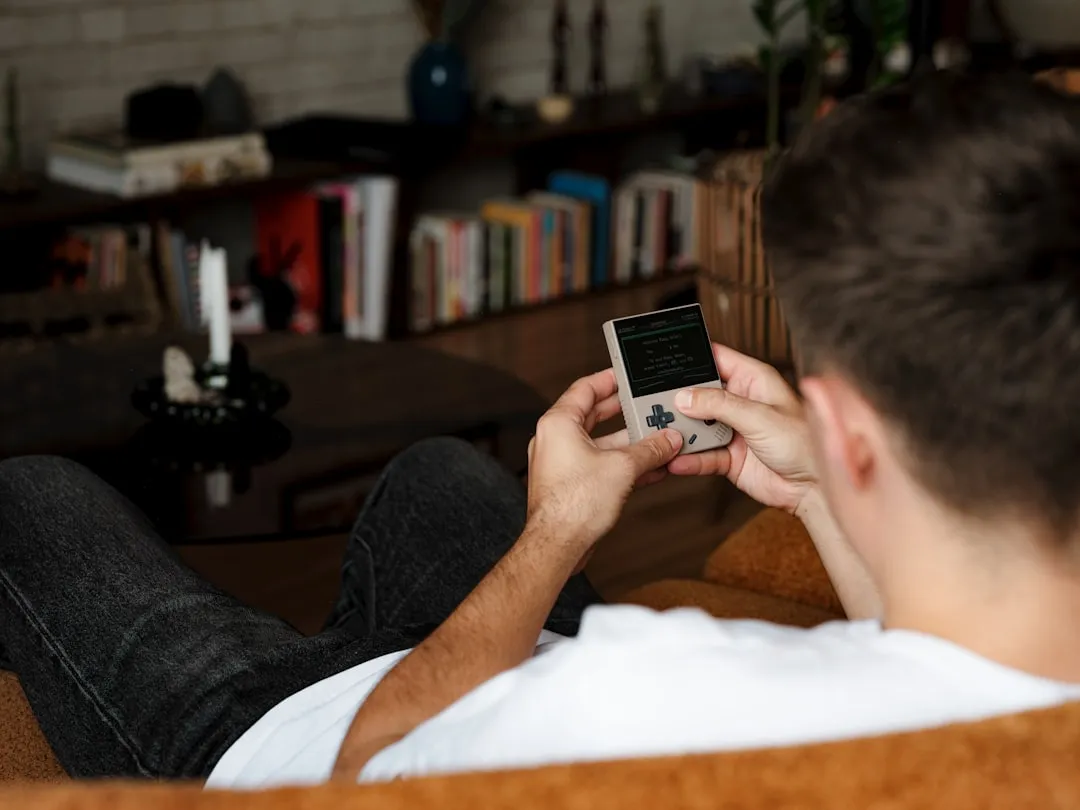 スマートフォンでゲームを楽しむ若者のシーン