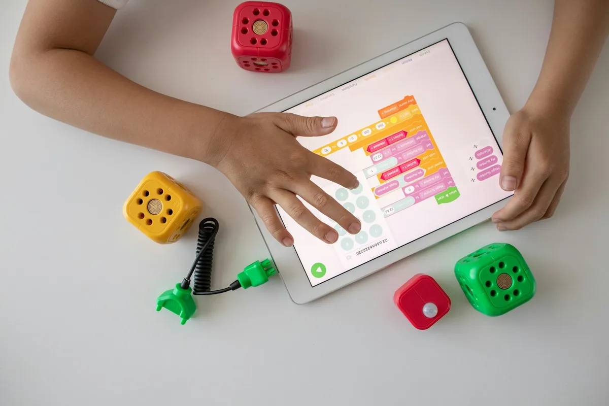 タブレットで学ぶ子どもとデジタルネイティブ世代の様子