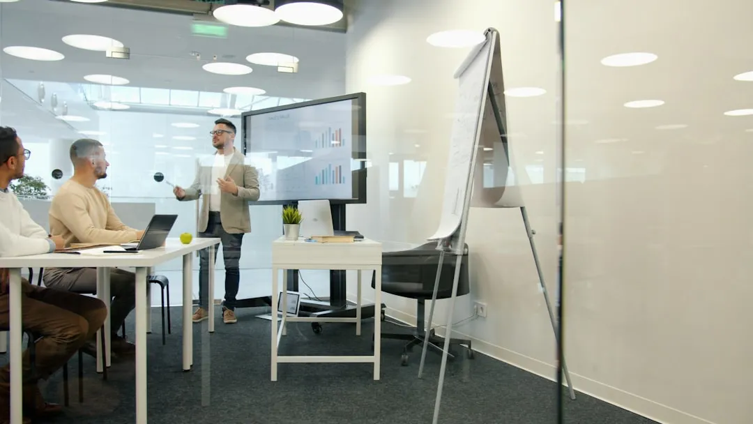 企業のマーケティング担当者がブランド広告戦略をプレゼンテーションで検討している様子