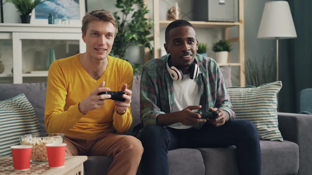 Z世代・α世代の若者がゲームをプレイする様子：食品・飲料メーカーが狙うべき接触ポイント