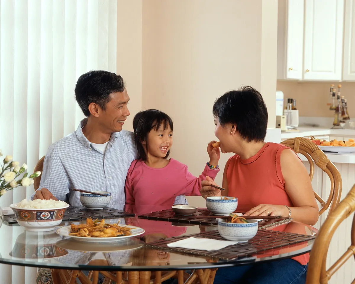 食卓を囲む親子——外食・食品ブランドが親子向けマーケティングで狙う体験シーン