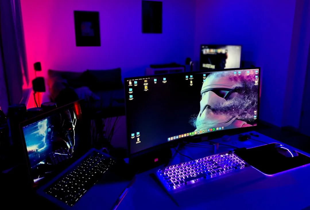 ゲーミングモニターとネオン照明の配信環境（Twitchストリーミングセットアップのイメージ）