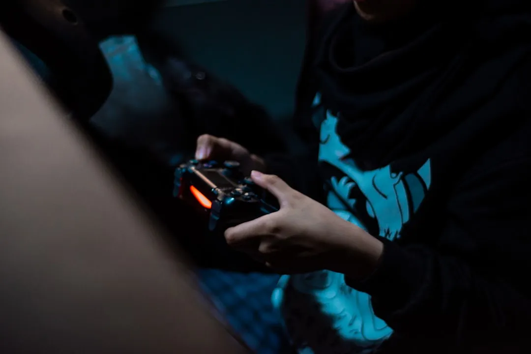 スマートフォンゲームをプレイするユーザーのイメージ」 width=