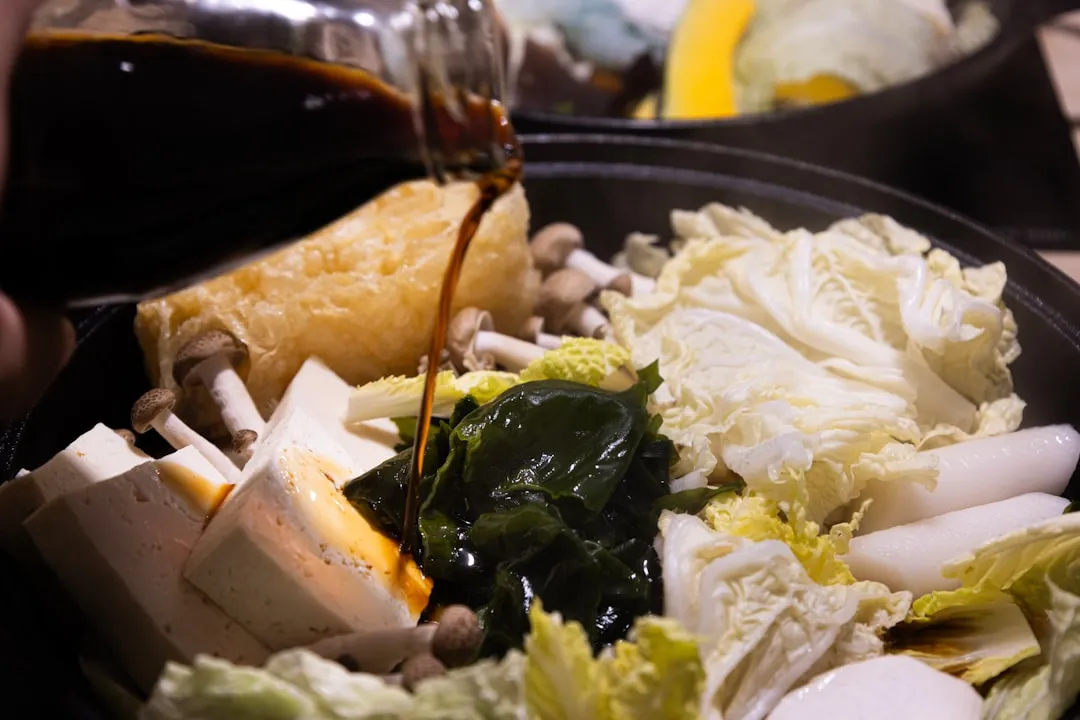具材を煮込む鍋料理。冬の鍋商材は地域ごとの気温差に合わせた配信タイミングの設計が欠かせない
