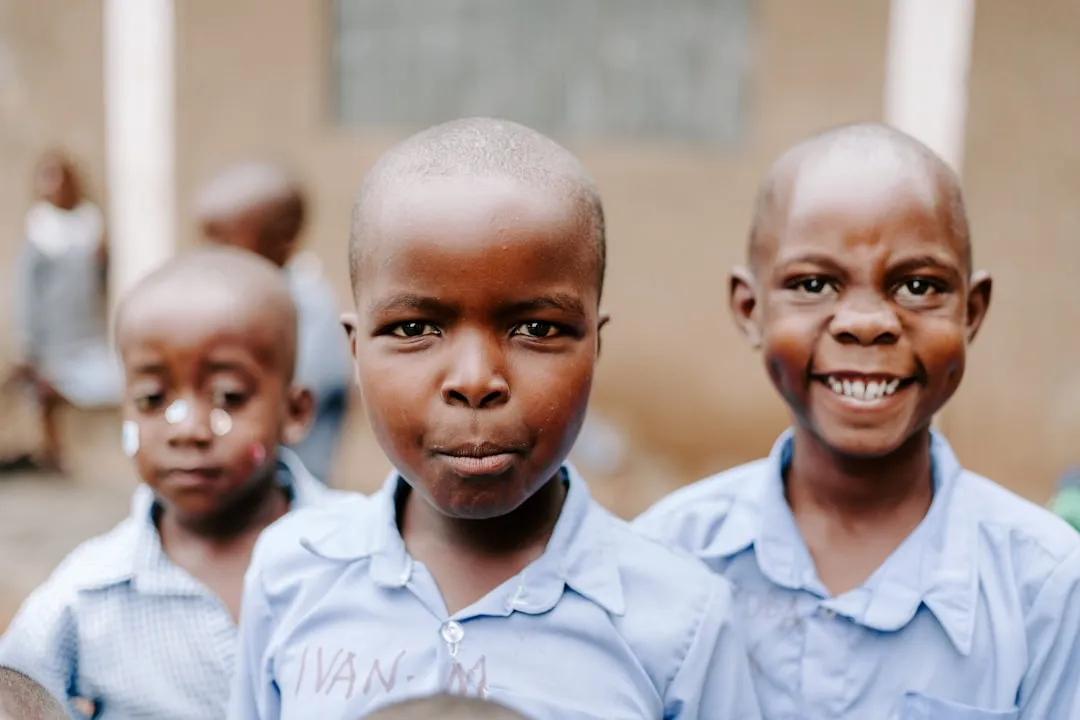 子どもの発達段階と広告認識能力の違いをあらわす子どもたちの様子