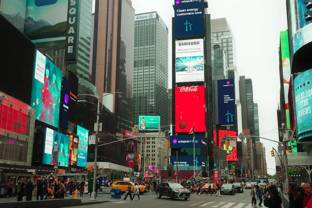 都市型広告掲示板：OTT広告とゲーム内広告のブランドリフト効果比較イメージ