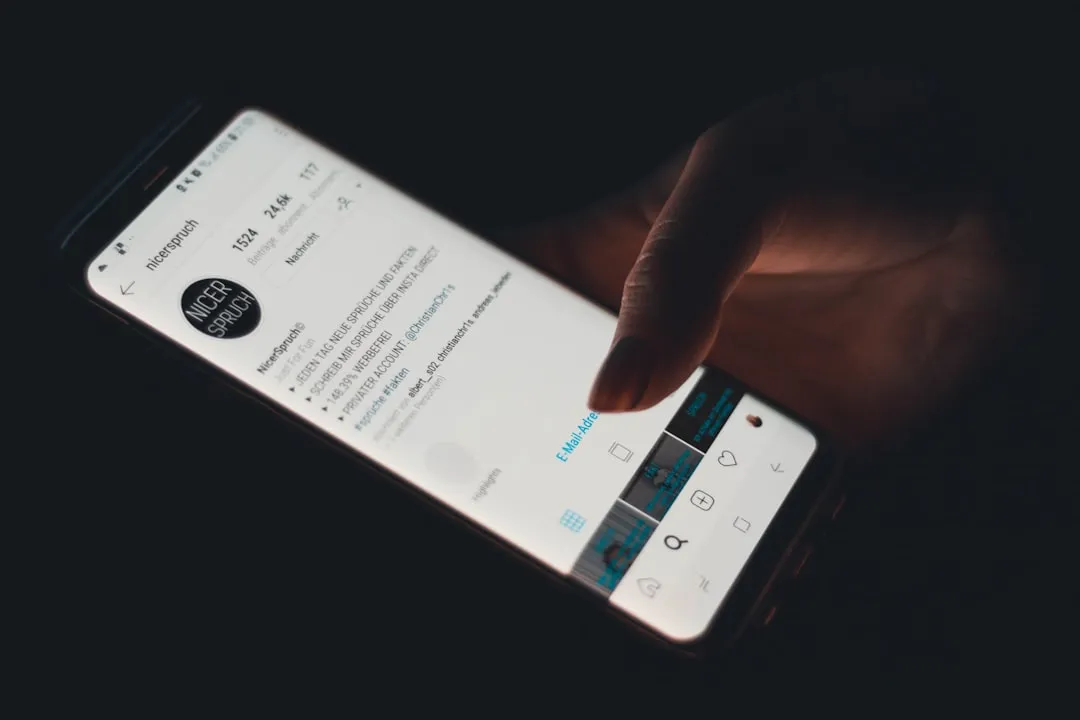 SNSでユーザー生成コンテンツが拡散されるスマートフォンのイメージ