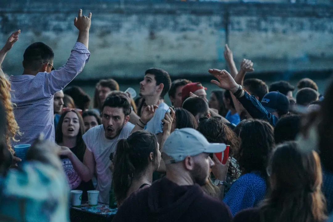 音楽フェスティバルの熱狂する観客」 width=