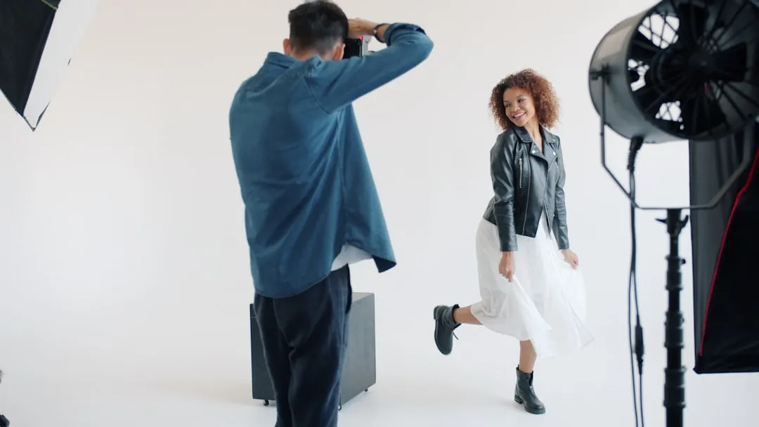 ストーリーテリングをはじめとするエモーショナルマーケティングの主な手法を体現する表現豊かな女性