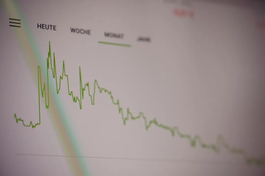 若年層向けマーケティング施策の費用と効果を比較するチャート分析」 width=