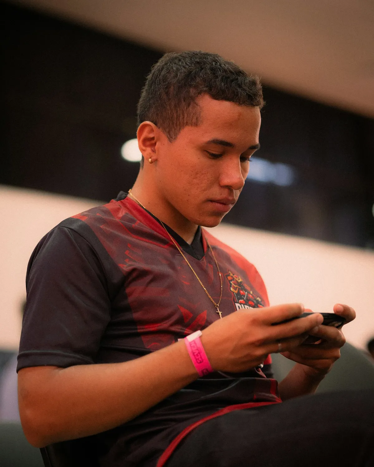 スマートフォンでゲームに没入するZ世代プレイヤー