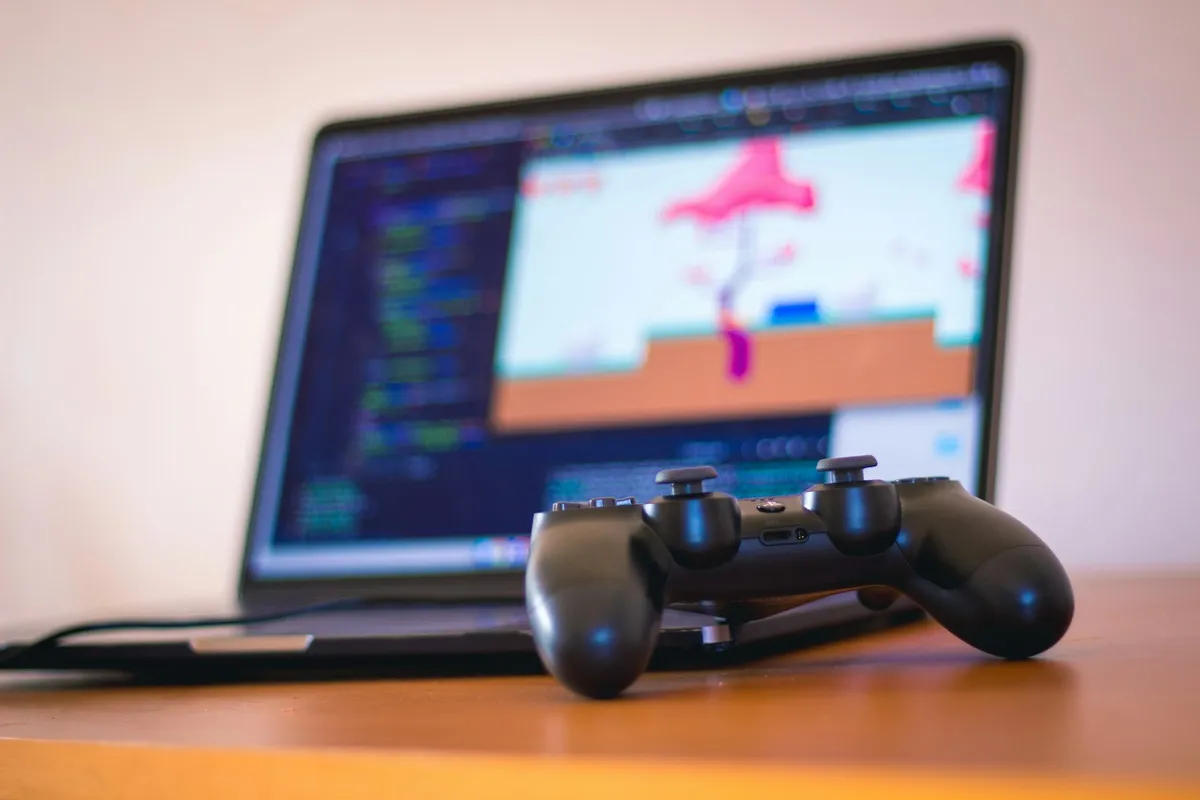スマートフォンでモバイルゲームを楽しむZ世代の若者
