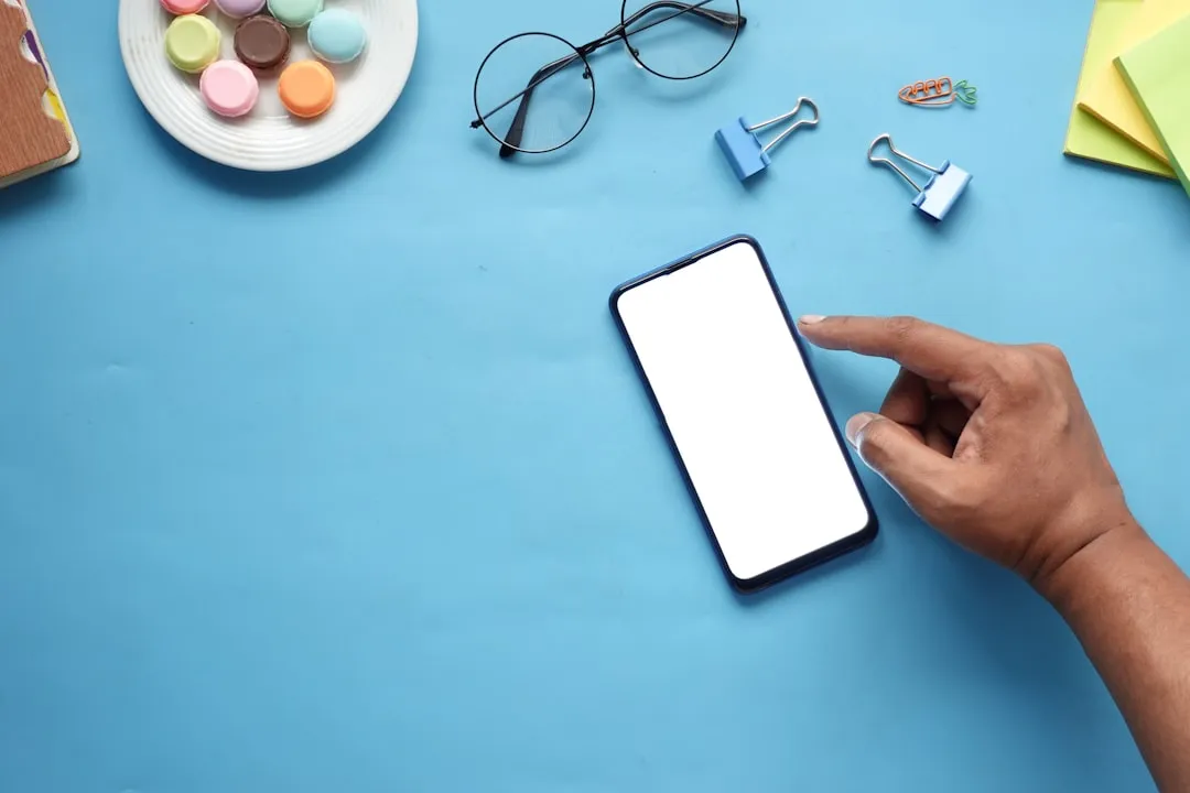 スマートフォンを操作する手元(プレイアブル広告の体験イメージ)