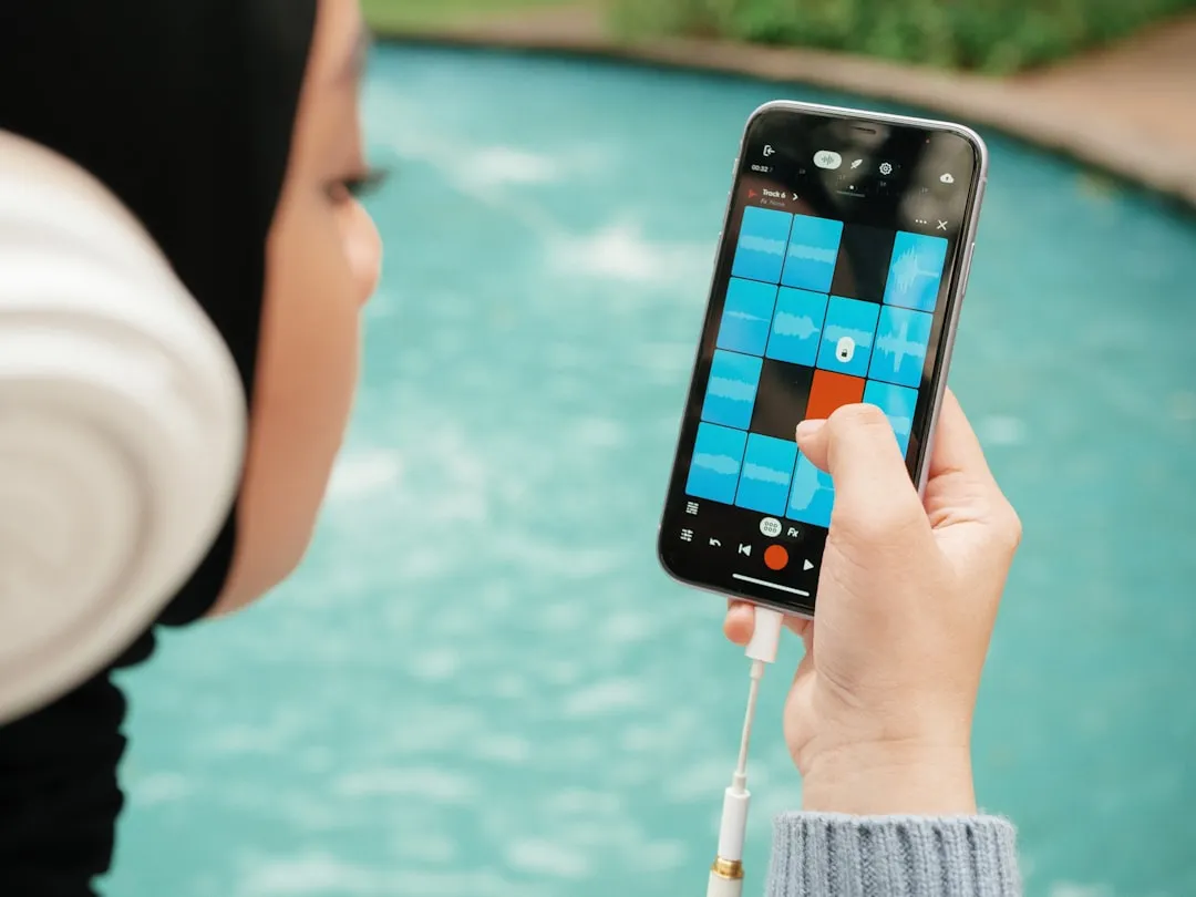 スマートフォンでインタラクティブなプレイアブル広告を体験するユーザー