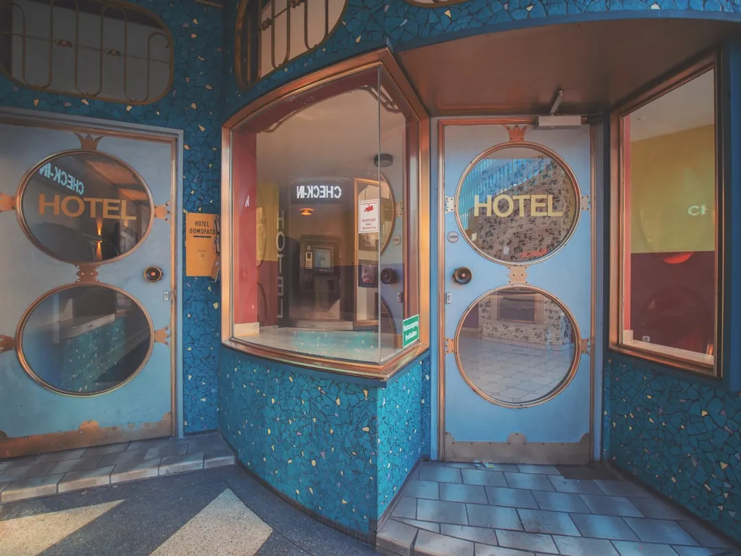 モダンなホテルビルの外観－認知から体験・ロイヤルティまで5つの顧客接点フェーズを設計するブランド体験の起点