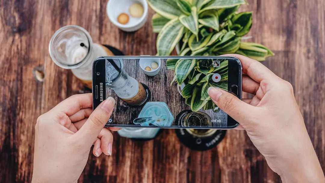 スマートフォンのカメラで商品を映してAR体験を起動する様子