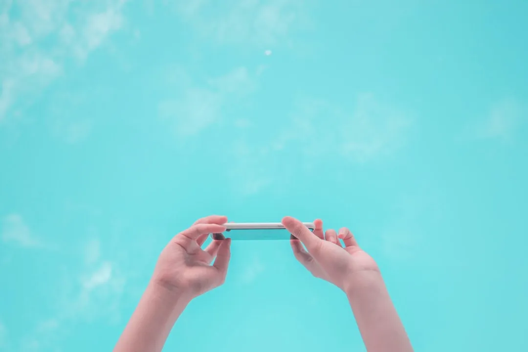 スマホゲームでブランドに自然に接触する若年層へのゲーム内広告イメージ