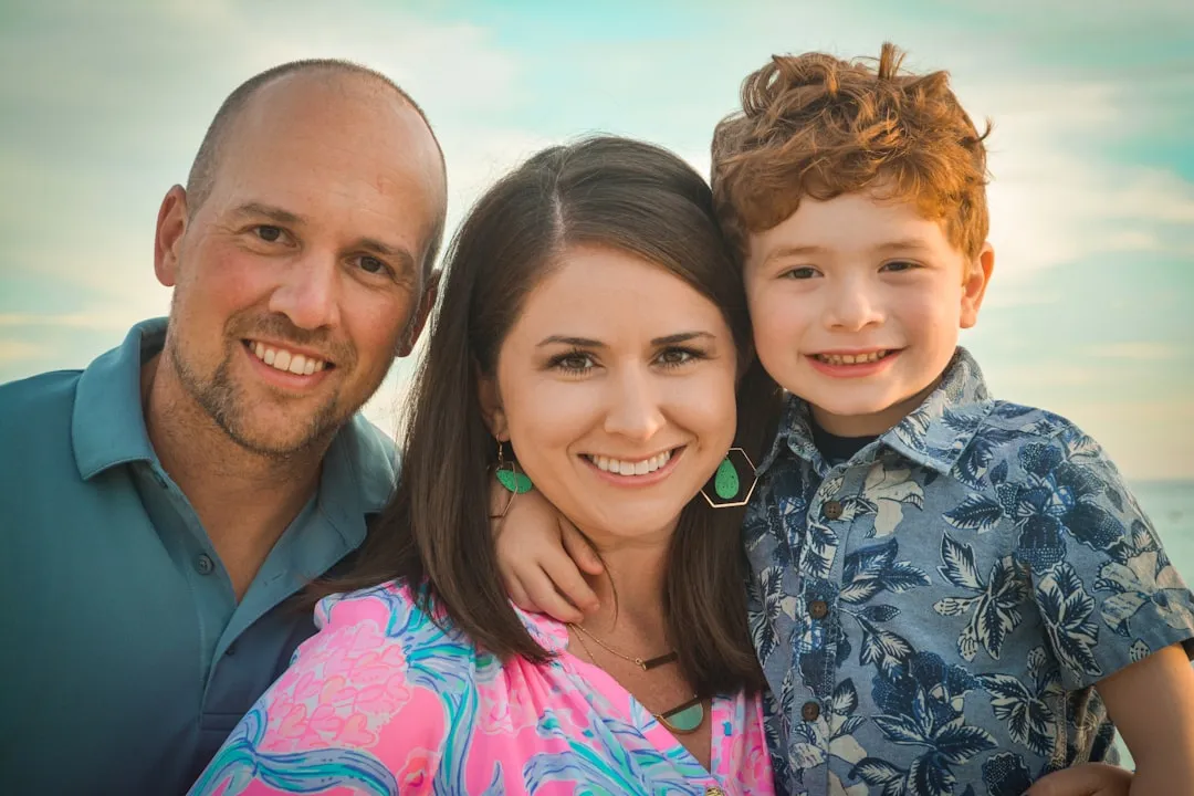 子どもと親が一緒に過ごす様子：子ども・保護者・キダルト層への施策役割分担イメージ