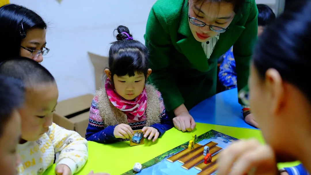 子どもたちが先生から楽しみながら学ぶエデュテイメントの場面