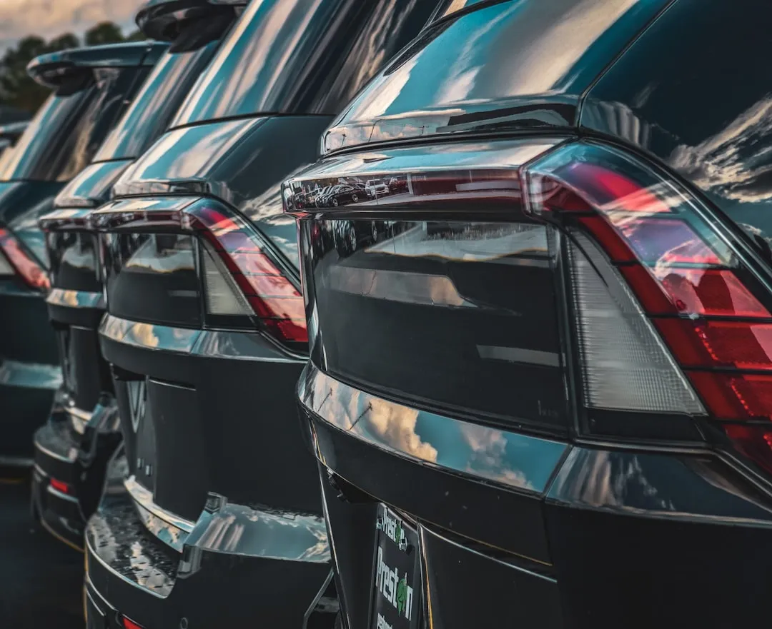 若年層向け自動車ブランド体験：カーディーラーで車を見る若い顧客」 width=