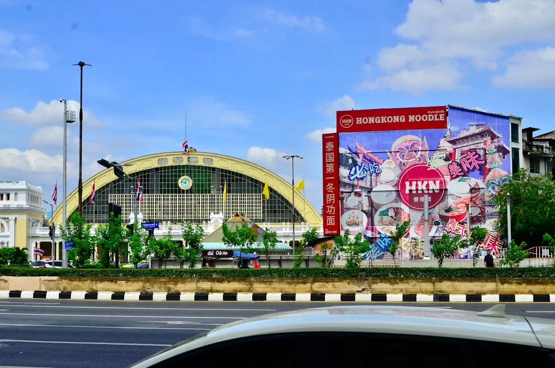 都市空間に溶け込むデジタル看板広告——ゲーム内サイネージ広告の世界観イメージ