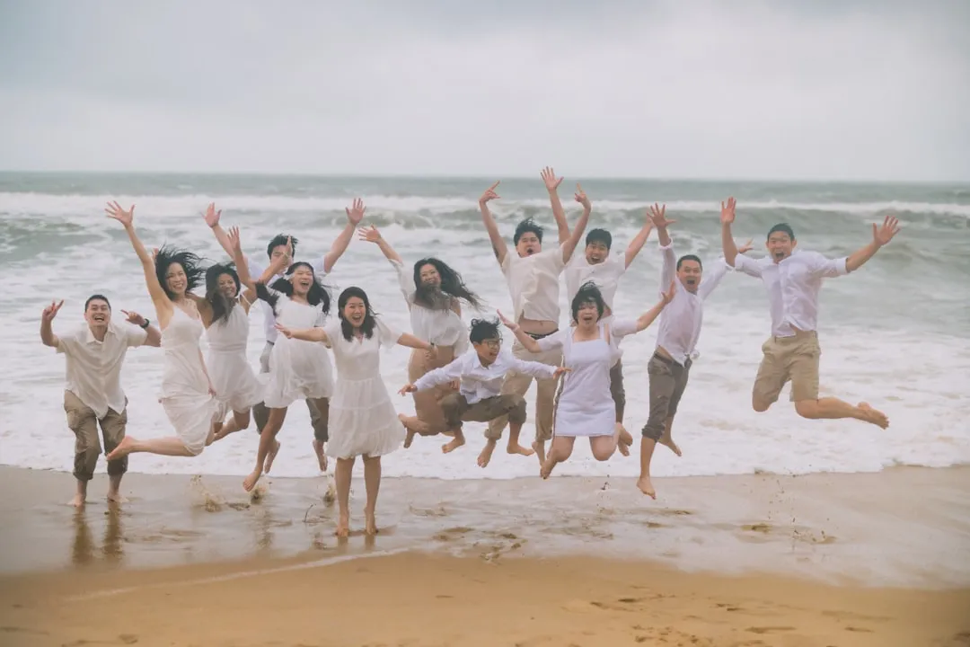 エモーショナルマーケティングで成功した国内外ブランドの取り組みを象徴するグループの喜び